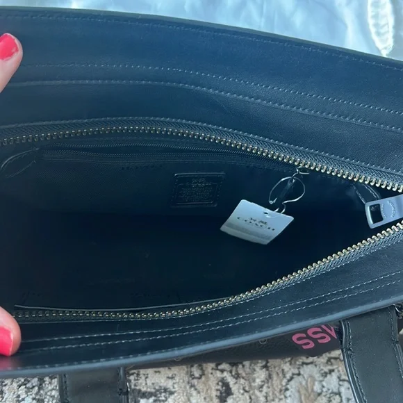 Coach *RARE* Swagger 37 Bag in pebbled black leather and matte black hardware - Picture 8 of 12